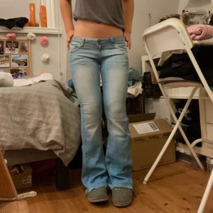 Lågmidjade bootcut jeans  - Säljer dessa väldigt lågmidjade jeans som är omsydda till bootcut. Jeansen är i ett stretchigt matrial. Midjemått 35 cm, grenhöjd 16 cm och innerbenslängd är 81 cm. Kontakta mig privat vid frågor eller liknande, kolla gärna min profil där jag säljer fler lågmidjade jeans💗💗