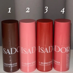 Isadora stick för ansiktet - Fyra stick från Isadora: contour stick i brun, glow stick i ljusrosa, blush stick i rödrosa och blush stick i korallrosa. Nya med plast på oanvända 💕💕✨ 125kr/st 