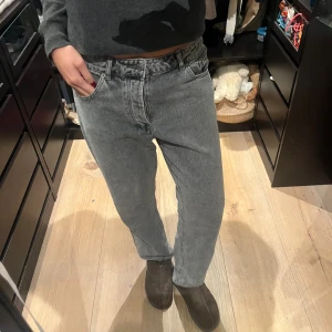 Grå jeans från Only & Sons W31 L32 - Snygga grå jeans från Only & Sons i klassisk femficksmodell. Jeansen har rak passform och normal midja, tillverkade i slitstarkt denim med knappar i metall. Perfekt för dig som gillar en chill och stilren look. Säljer för dem är för stora 🫶🏻