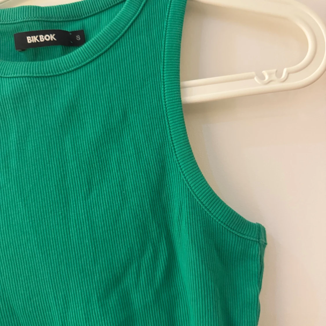 Grön ribbad linnetopp från Bik Bok - 1