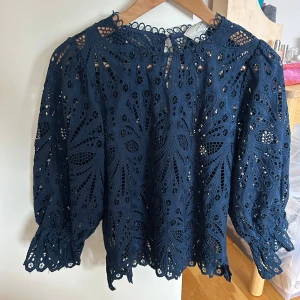 Mörkblå blus från Neo Noir - Supersnygg mörkblå blus från Neo Noir. Storlek S, använd endast få gånger.