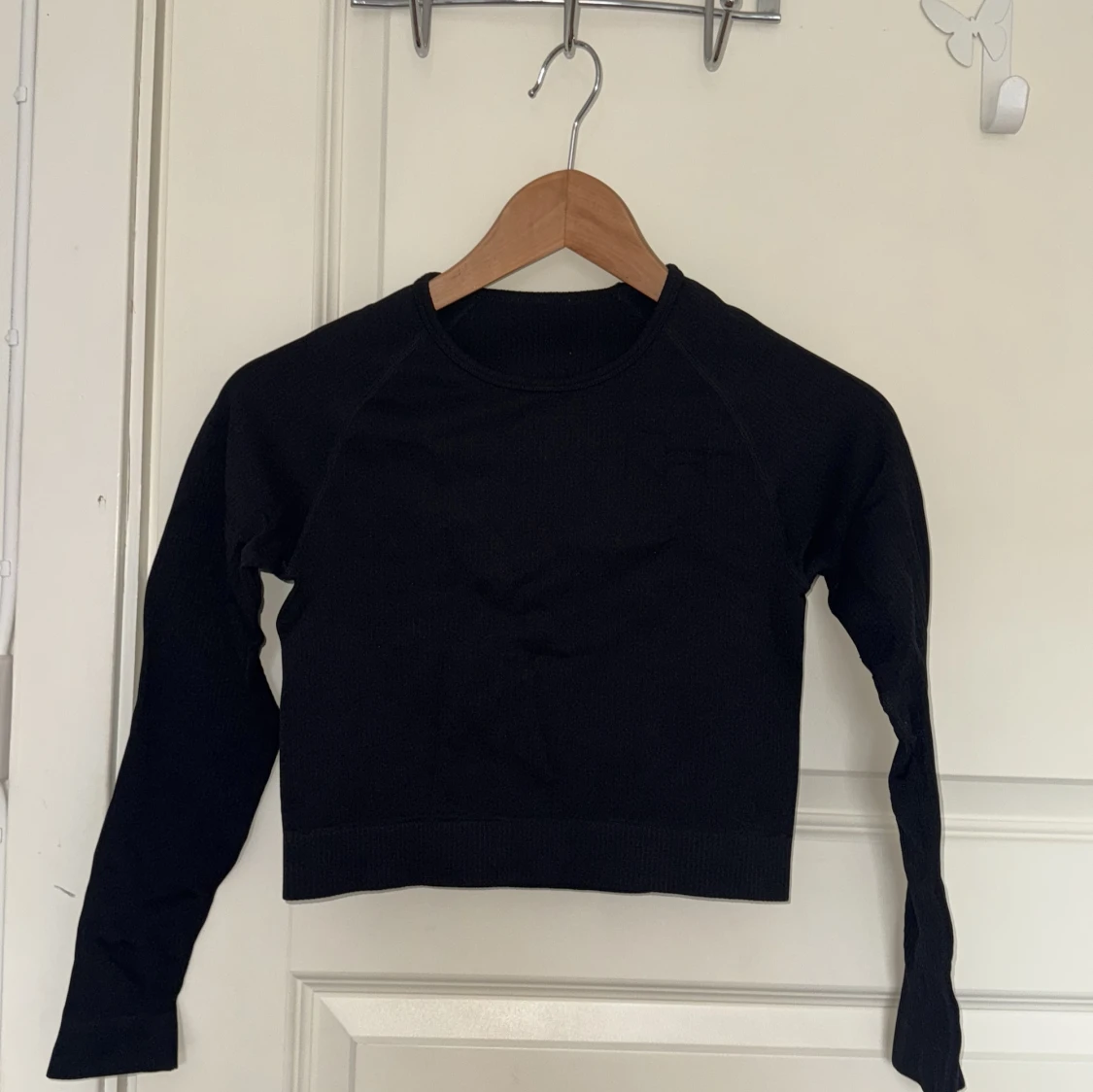 Svart ribbad croppad långärmad topp