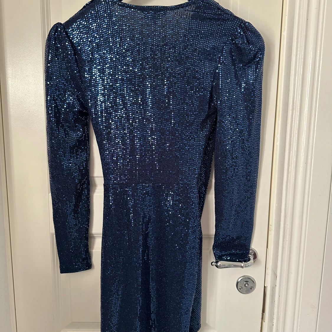 Marinblå glittrig klänning från Zack - 1