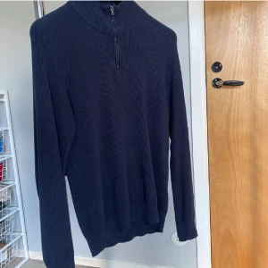 Halvzip tröja från Dressman - Säljer denna schyssta och stilrena halvzipen i olivgrön färg. Tröjan är hel utan några som alls difekter.                                                                    Storlek: XS                                                                                Skick: 10/10                                                                         Nyttpris: 349kr                                                                     ❗️Kontakta mig vid minsta lilla fråga eller fler bilder❗️