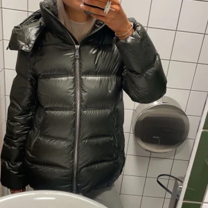 Mörkgrön vinterjacka Massimo Dutti - Säljer min mörkgröna vinterjacka från Massimo Dutti i storlek S då den inte kommer till användning. Väldigt sparsamt använd därav inga defekter. 