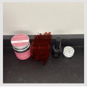 Miss Fancy gelkit för naglar - Säljer ett set med gelprodukter från Miss Fancy. Cream Builder i vitt,  Gel Polish Base och Solid Color Gel i vit. Perfekt för dig som vill bygga och designa egna naglar med UV/LED. Ordinarie pris ca 1000 kr 🥰🥰❤️🥰❤️PRIS KAN DISKUTERAS 