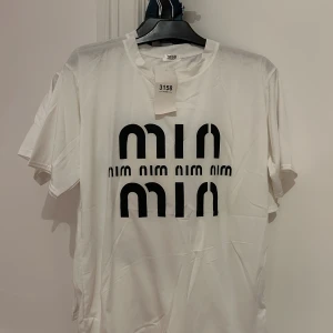 T-Shirt Med Tryck - ‼️OneSize‼️ ny med prislapp, köpt i Kambodja från Koreanskt märke.