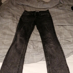 Svarta jeans från Perfect Jeans, stl 36 - Snygga svarta jeans från Perfect Jeans i storlek 36. Jeansen har raka ben. Pris kan diskuteras 