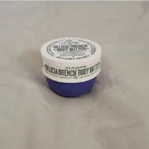 Helt ny sol de Janeiro Delicia Drench Body Butter.  - Sol de Janeiro Delicia Drench Body Butter. Innehåller Cheirosa 59-doft och är 25 ml. Är varken använd eller öppnad utan prislapp! Minns inte exakt, men köptes runt 150 kr på antingen Kicks eller Lyko. Nypris runt 150 kr.