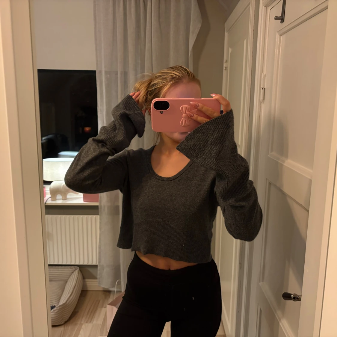 Mörkgrå croppad stickad tröja