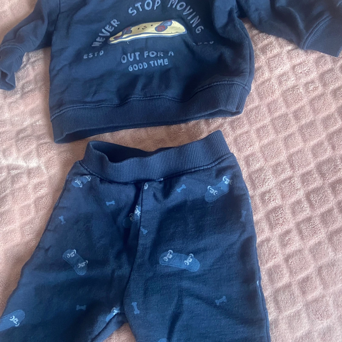 Mörkblå mjukisbyxor med skateboardmönster - 1