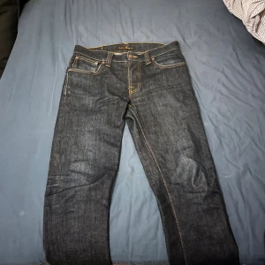 Nudie Jeans - Snygga mörkblå nudie jeans kanpt använda. Var inte rädd att fråga ifall ni har funderingar 