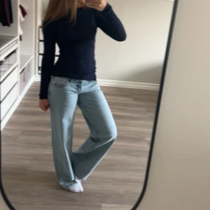 Ljusblå wide jeans med låg midja - Intressekoll på min baggy jeans från Gina tricot😽 Dem är low waist och är vida i benen. Dem är helt nya endast använda tre gånger och är i ny skick❤️Nypris är 399🫰🏻 slutsålda i storlek 32