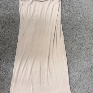 Beige långkjol från 157 - En stilren beige långkjol från 157 i mjukt och lätt material. Relativt bra skick 