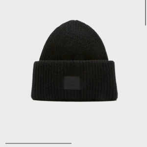 Svart ribbad mössa från Acne Studios - Säljer min skitsnygga mössa ifrån arket! 🖤