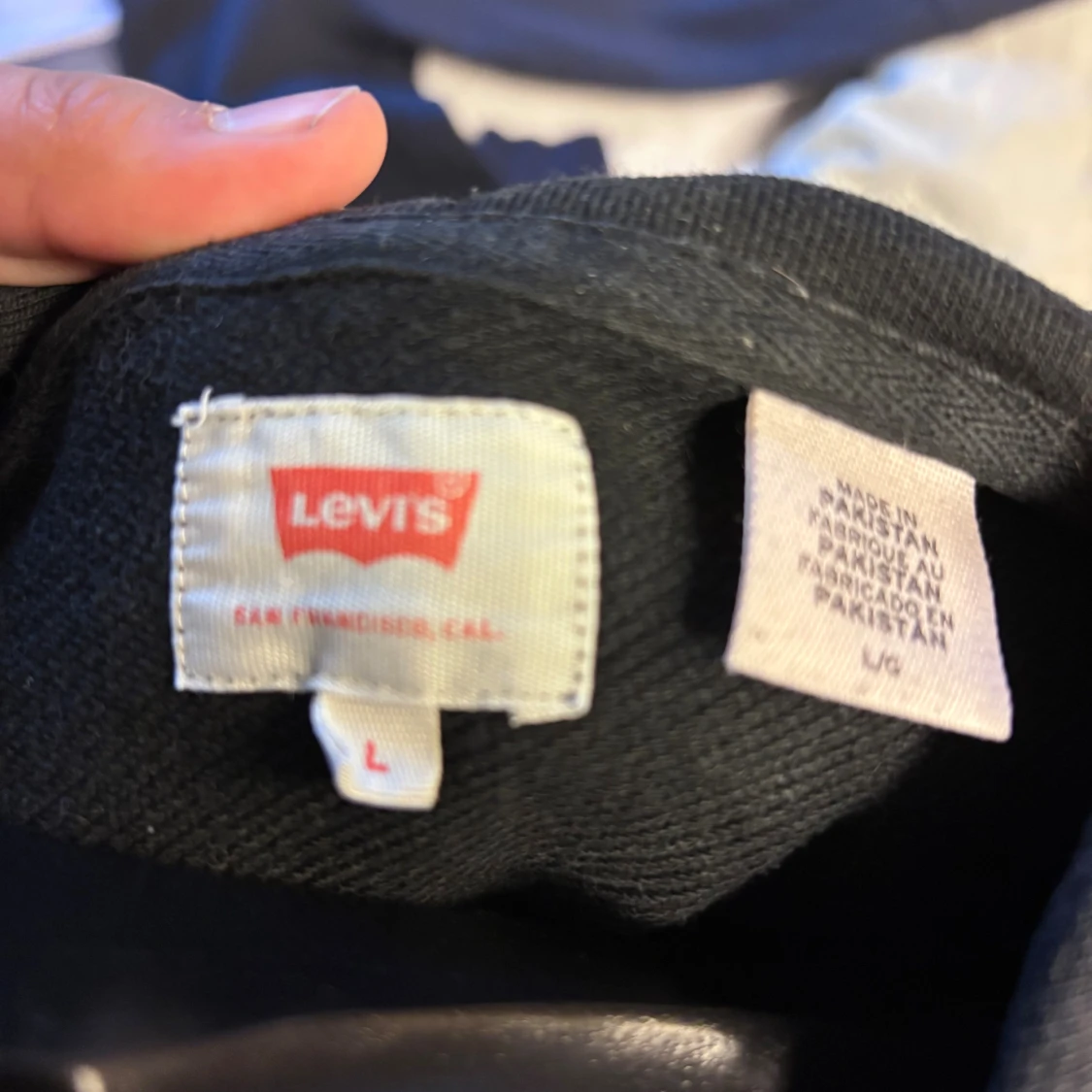 Svart hoodie från Levi's med camo-logga - 2