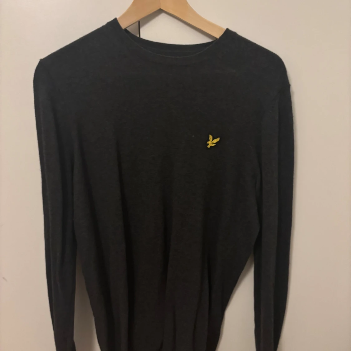 Mörkgrå stickad tröja från Lyle & Scott
