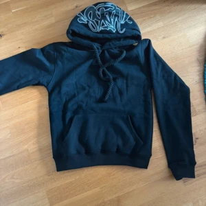 SYNA WORLD Hoodie - Säljer en Syna World hoodie i storlek M. Nästan helt nya för att den bara har testats på. Säljer för att den inte passar mig. Kontakta vid frågor.