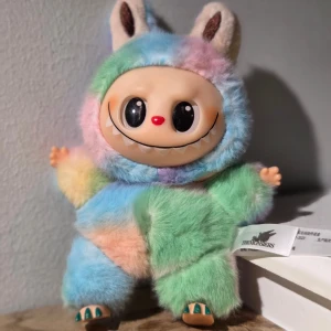 Lafufu Rainbow #1 - 17cm. Kommer UTAN kort, box, och påse.