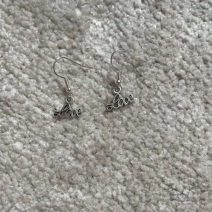 Örhängen Love  - Örhängen Love, du får med ploppar💕