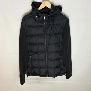 Massimo dutti cardigan  - Modellen är 185. Storlek XL passar L