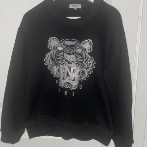 Svart Kenzotröja - säljer en riksfet kenzotröja, riktig skön nu till kallare dagar, den är i bra skick o säljer den då jag inte använder den så mycket