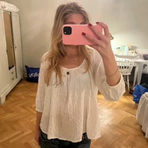 Söt blus - Så fin blus med en blom berlock🌸