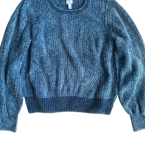 Blå stickad tröja från H&M strl S - Mysig blå stickad tröja från H&M med rund halsringning och ribbade muddar. Väldigt mjukt och skönt material. 