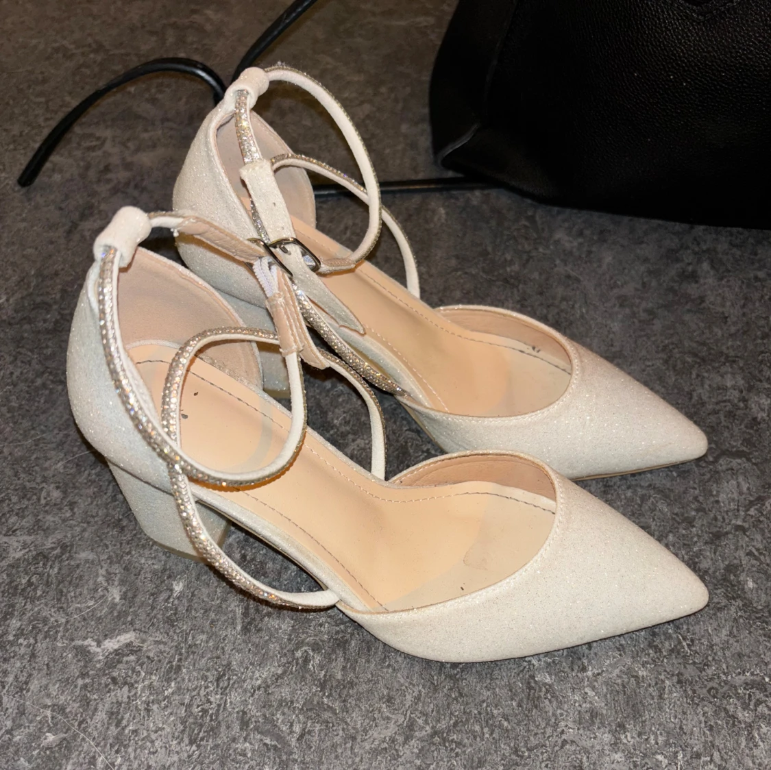 Glittriga vita pumps med blockklack - 1