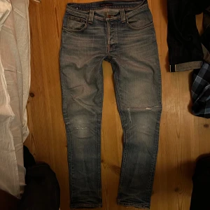 Snyggt fadeade Nudie Grim Tim - Säljer nu dessa grymt snygga Nudie Grim Tim. Passformen är slim, men med raka ben. En unik och riktigt snygg ljus tvätt med sköna lagningar på knäna. Storleken är W31 L32, men passar mig som brukar ha W30. Vid minsta fråga är det bara att höra av sig!!
