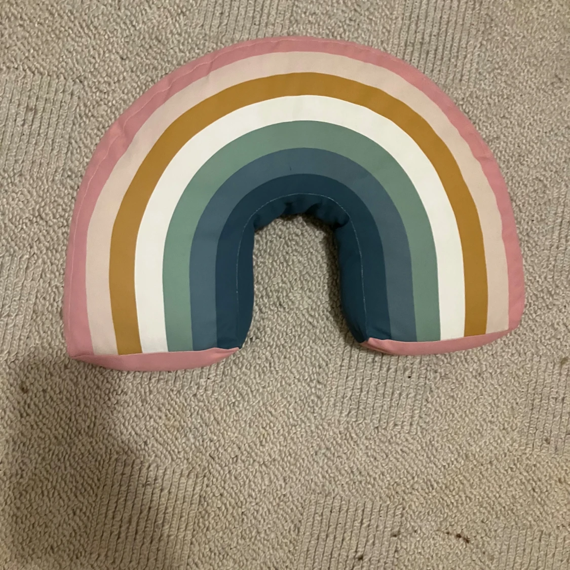 Regnbågsfärgad kudde i bomull