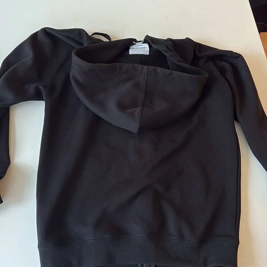 Svart hoodie från Lacoste med dragkedja - 4