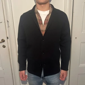 Massimo Dutti blazer/cardigan  - Modellen är 178. Väldigt bra skick