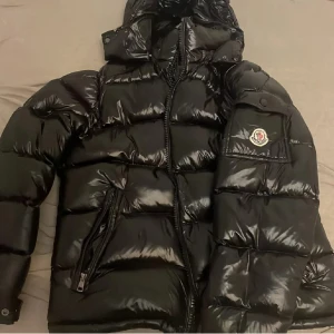 Maya moncler - Jag vill sälja min fina moncler som endast är använd ett fåtal gånger, saknar dragkedja framtill då tidigare säljaren glömde nämna att den saknades men annars så gott som ny.   Saknar äkthetsbevis då jag inte fick något av tidigare ägare