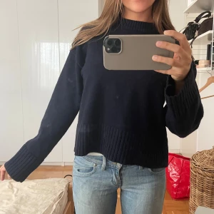 Mörkblå stickad tröja  - Supermysig mörkblå stickad tröja🤗 Använd ett fåtal gånger 💞