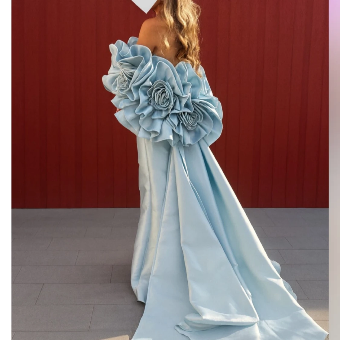 Ljusblå långklänning med stora rosdetaljer - 1