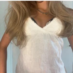 Linne brandy melville  - Super fint beige/ljusrosa linne ifrån brandy melville💓 Linnet är one size men skulle säga att de passar Xs-M då man kan knyta i ryggen och banden är justerbara💓 ny med prislapp! Första bilden är lånad, samma linne bara en annan färg!