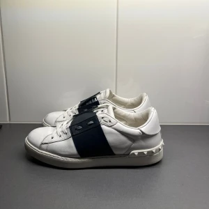 Valentino skor - Valentino skor i navy färg. Storlek 40,5 men passar 41/41,5. Skorna är i bra skick med några få deffekter. Kommer med dustbag.