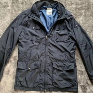 Tunn j.Lindeberg feild jacka  - Snygg svart feild jacka från j.Lindeberg i storlek M. Perfekt för höst och även varma dagar, tunn höstjacka. Inga hål eller skador. 