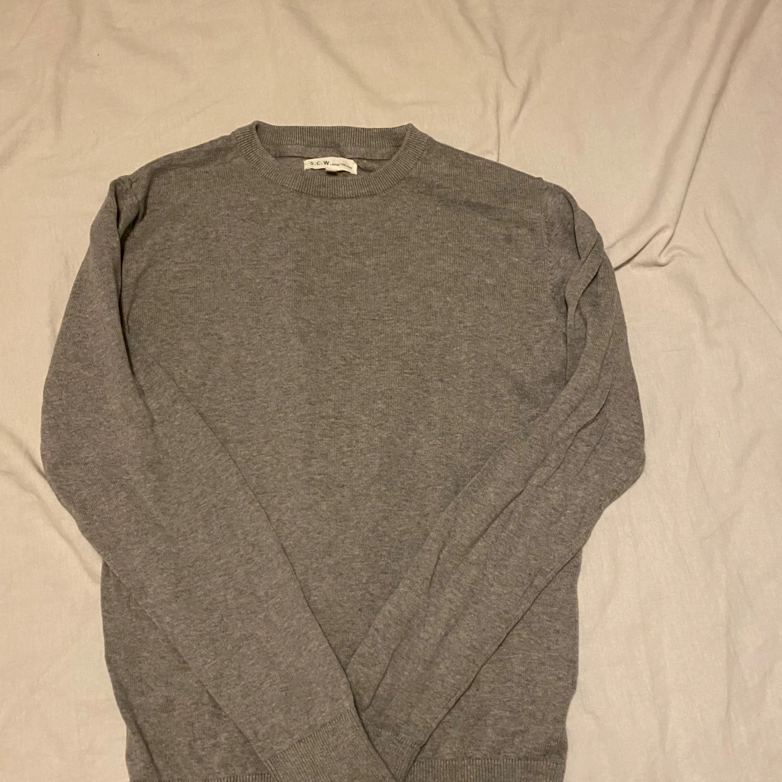 Grå stickad tröja 