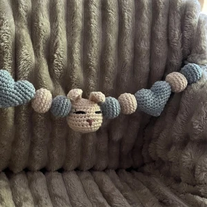 Virkad barnvagnsmobil  - Virkad av mig. Med hjärtan, bollar och en kanin, garn av 100% bomull🩵 Perfekt som tex babyshower present 