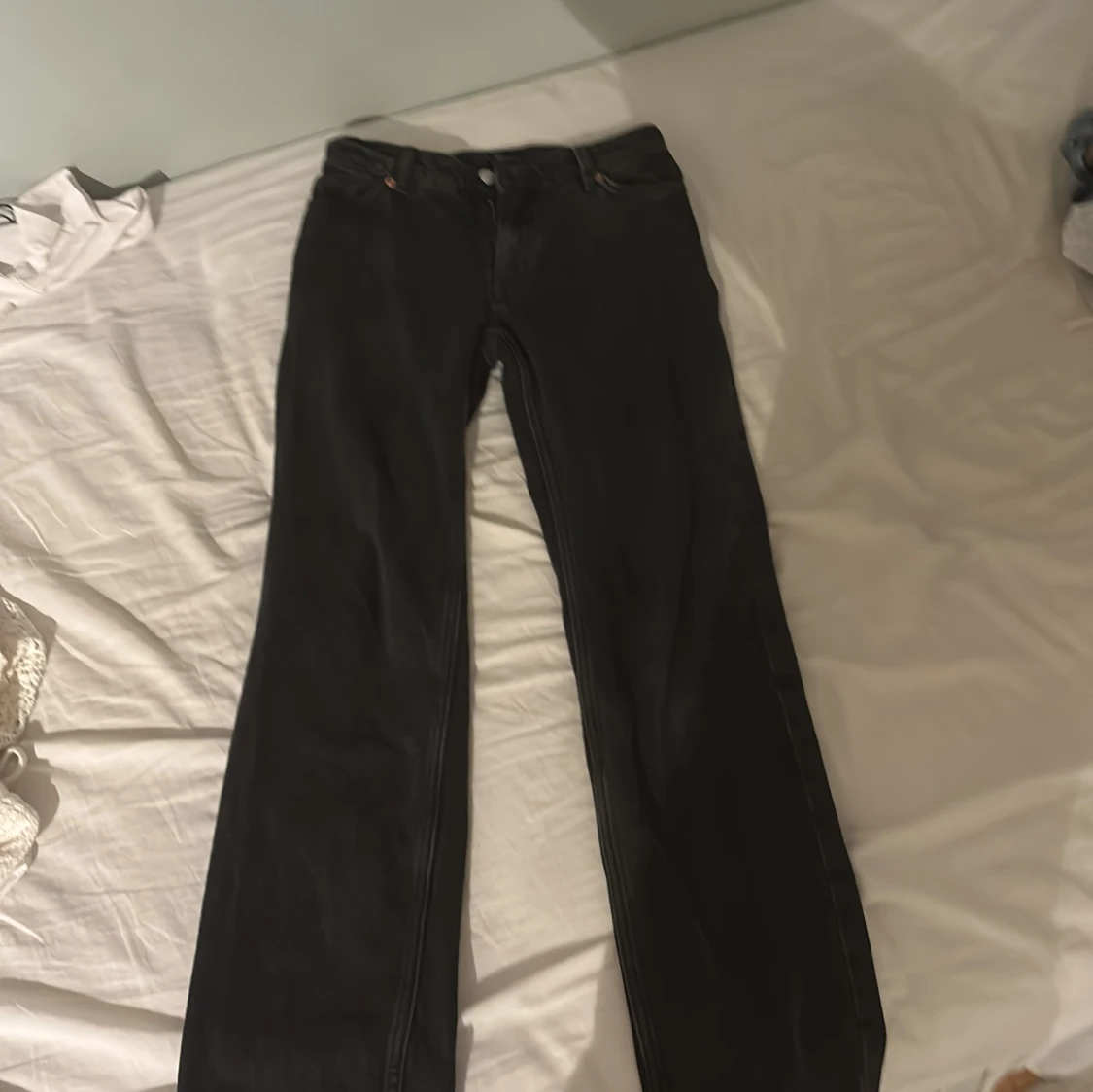 Svarta flare jeans från Monki