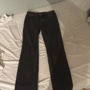 Svarta flare jeans från Monki - Svarta jeans från Monki med rak passform och klassisk femficksdesign. Jeansen har normal midja och är tillverkade i bomull. Tyvärr pyttelite slitna vid hälarna men knappt märkbart. Mer åt det högmidjade men brukar alltid vika ner.❤️ Pris kan diskuteras 