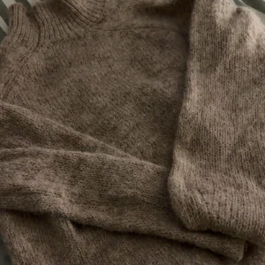 Beige stickad tröja  - Mysig beige stickad tröja från JDY med rund hals och långa ärmar. Endast använd 1 gång