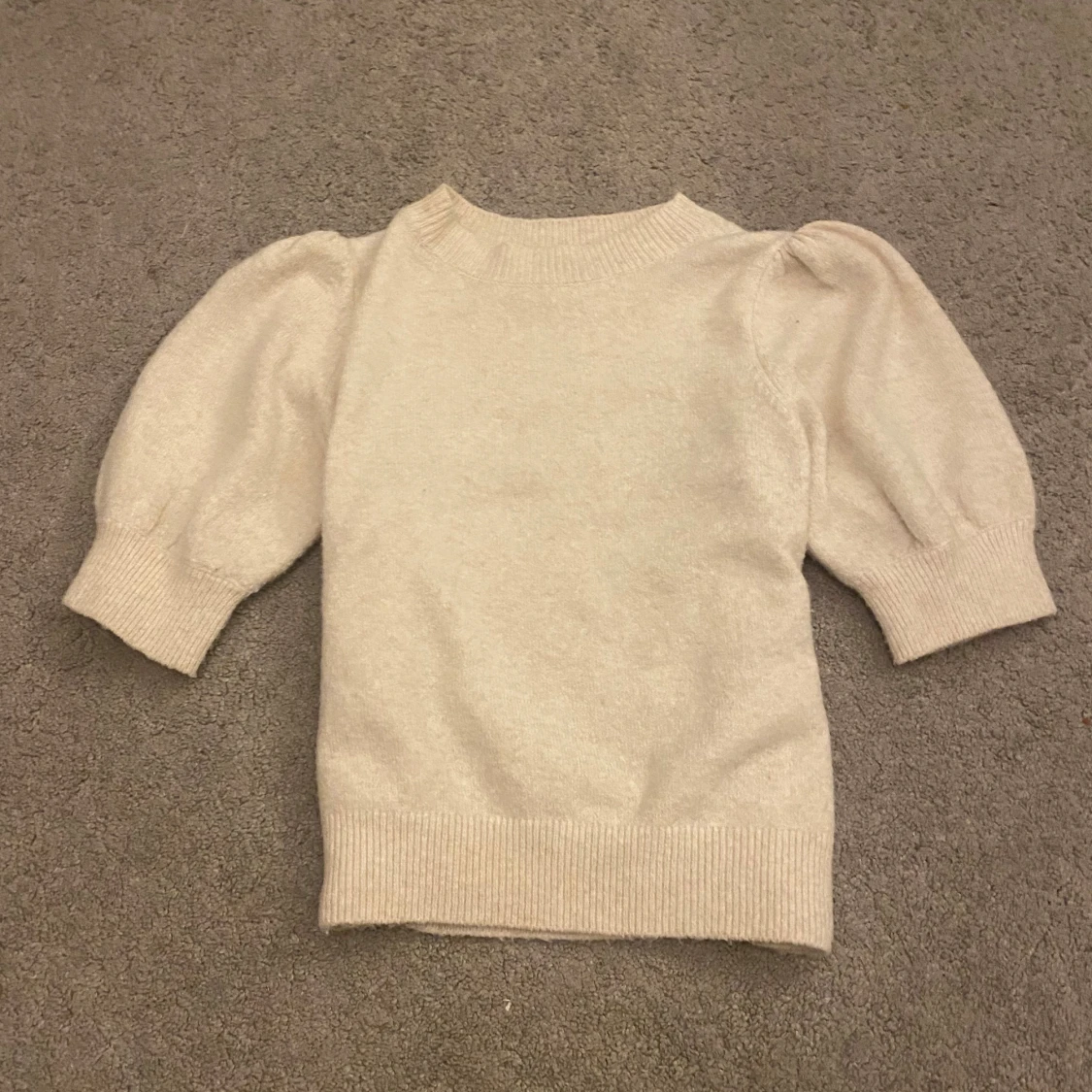 Beige stickad tröja med puffärm - 1