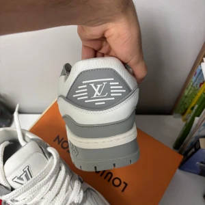 Louis Vuitton Mix vit och grå  - Säljer mina Louis Vuitton sneakers, helt nya och aldrig använda. Skitfräscha skor, grå/vit färg, kommer med låda. Om ni har frågor det är bara att skriva till 