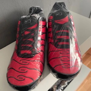 Nike Air Max Plus röda och svarta sneakers - nya Nike Tn  Storlek 42  Kolla gärna mina andra annonser 