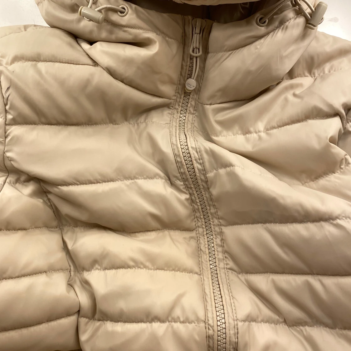 Beige pufferjacka från ONLY XS