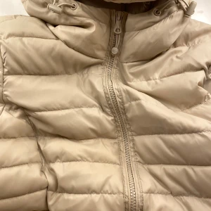 Beige pufferjacka från ONLY XS - Säljer en beige pufferjacka från ONLY i storlek XS. använts totalt fyra gånger.
