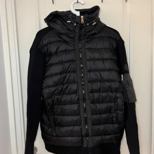 Moncler cardigan jacka  - Säljer denna då den inte kommer till användning. Inga defekter. Hör av för frågor. Postar samma dag✅